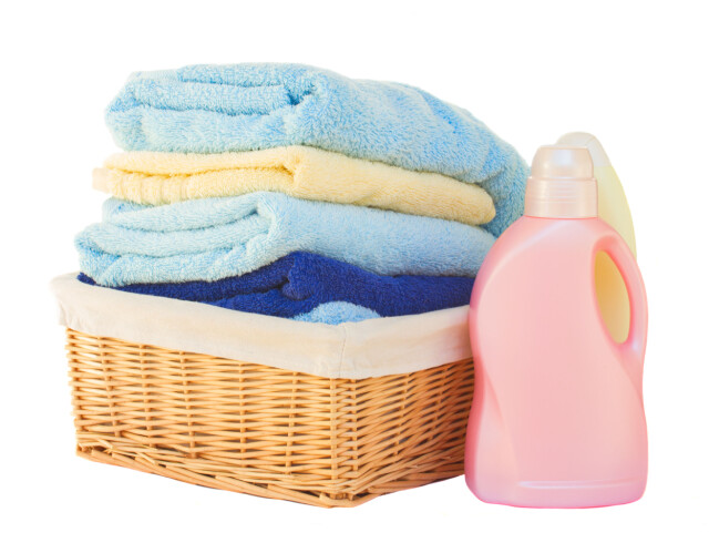 Clothes with detergent in basket isolated on white background Foto: Fotolia Clothes with detergent in basket isolated on white background Foto: Fotolia